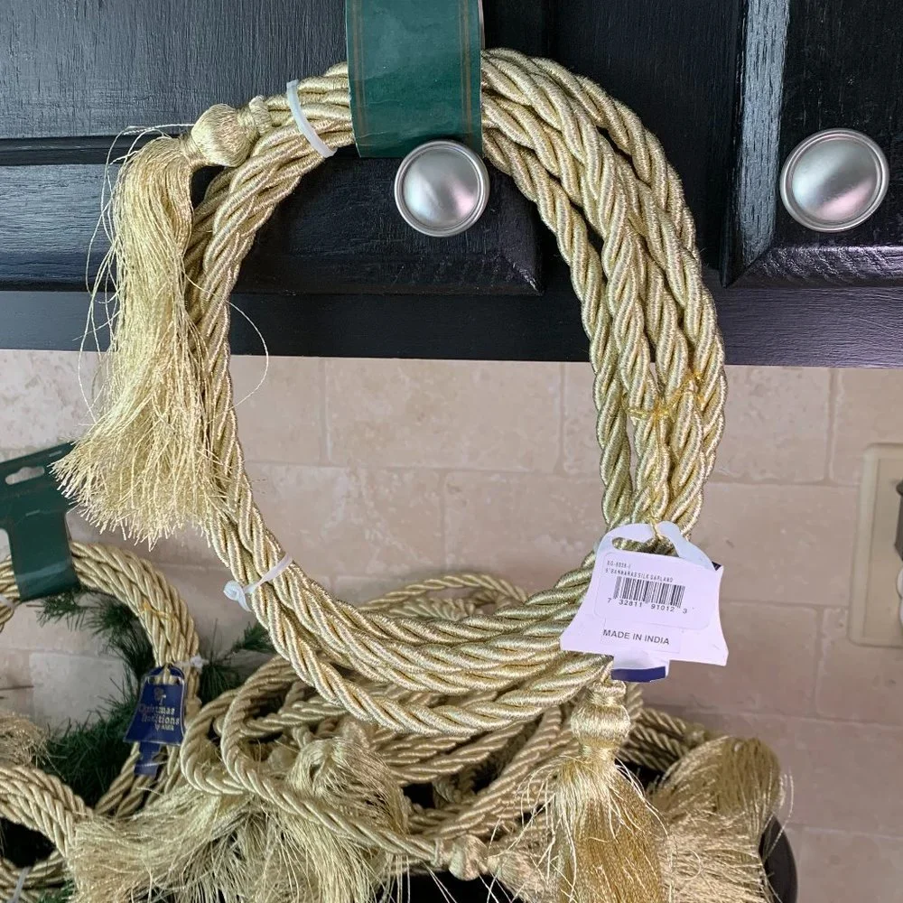 Holiday Garland gold - set of 7 bannaras silk w/ tassels
